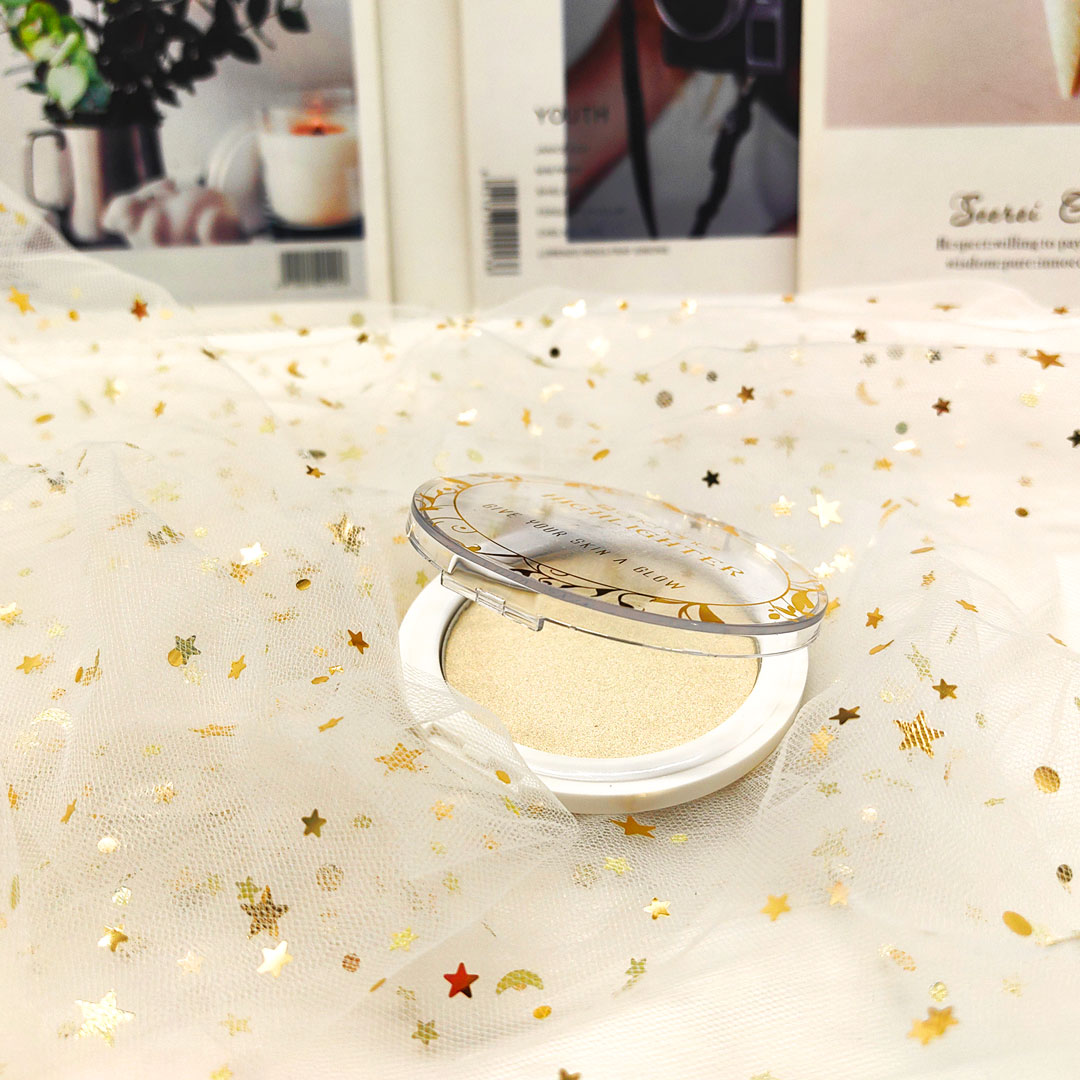 The Art of Glow: Expert Tips for Choosing the Right Highlighter for Your Skin Type